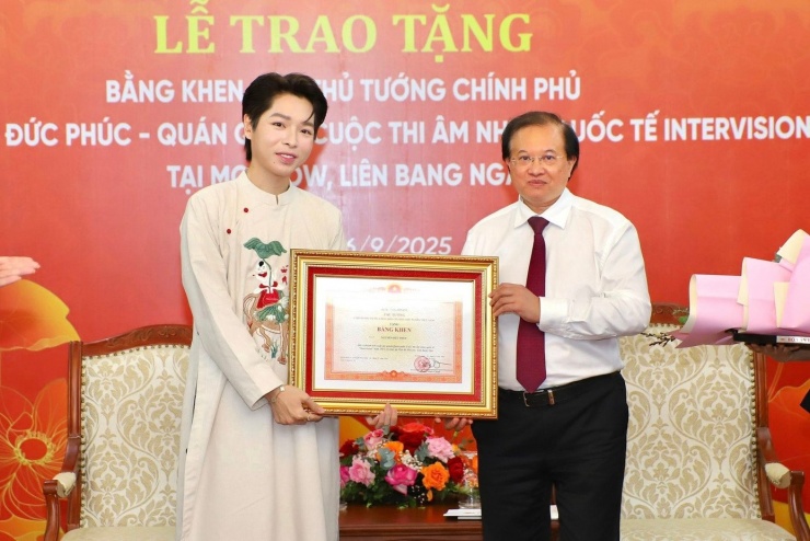 Thứ trưởng Bộ VHTTDL Tạ Quang Đông trao tặng bằng khen của Thủ tướng Chính phủ cho ca sĩ Đức Phúc sau chiến thắng tại Intervision 2025. Ảnh: Cổng TTĐT Bộ VHTTDL.