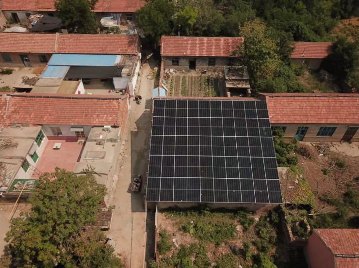 Từ 2014 đến nay, Lý Áo hình thành mô hình “hỗ trợ chính quyền – đầu tư đa dạng – mọi người tham gia – mọi nhà hưởng lợi” trong xây dựng mô hình mái nhà năng lượng mặt trời không phát thải. Ảnh: Baidu