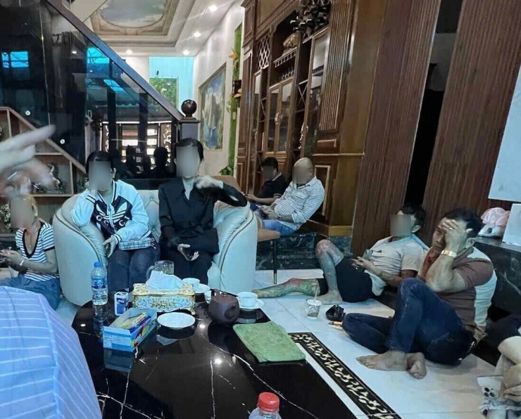 Những người góp hụi có mặt tại nhà của chủ hụi