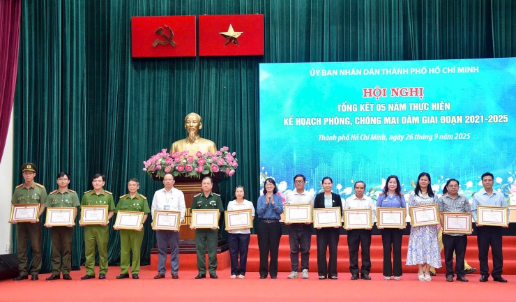 Phó Chủ tịch UBND Tp.HCM Trần Thị Diệu Thúy trao bằng khen cho các tập thể, cá nhân tiêu biểu đã đóng góp tích cực trong công tác phòng chống mại dâm.