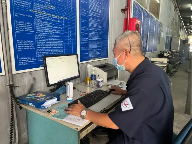 Chủ xe cần kiểm tra thông tin phạt nguội trước khi đưa xe đi đăng kiểm để quá trình diễn ra nhanh gọn. Ảnh: THY NHUNG