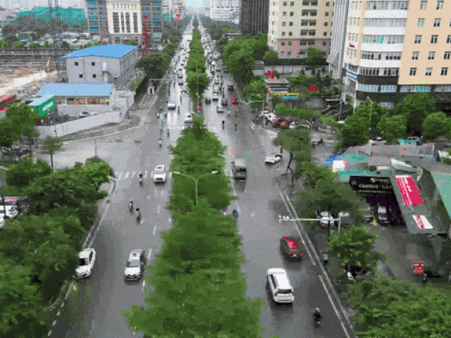 Hà Nội: Camera AI giám sát, người đi đường vẫn 'hồn nhiên' vượt đèn đỏ, leo vỉa hè