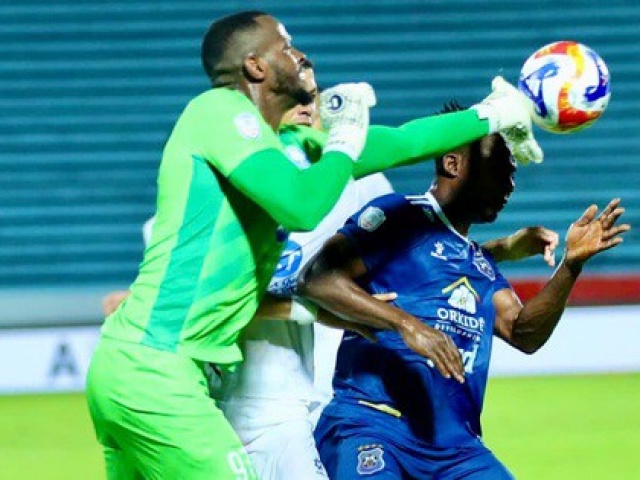 “Gã khổng lồ“ trong khung thành nhà vô địch V-League “Gã khổng lồ“ trong khung thành nhà vô địch V-League
