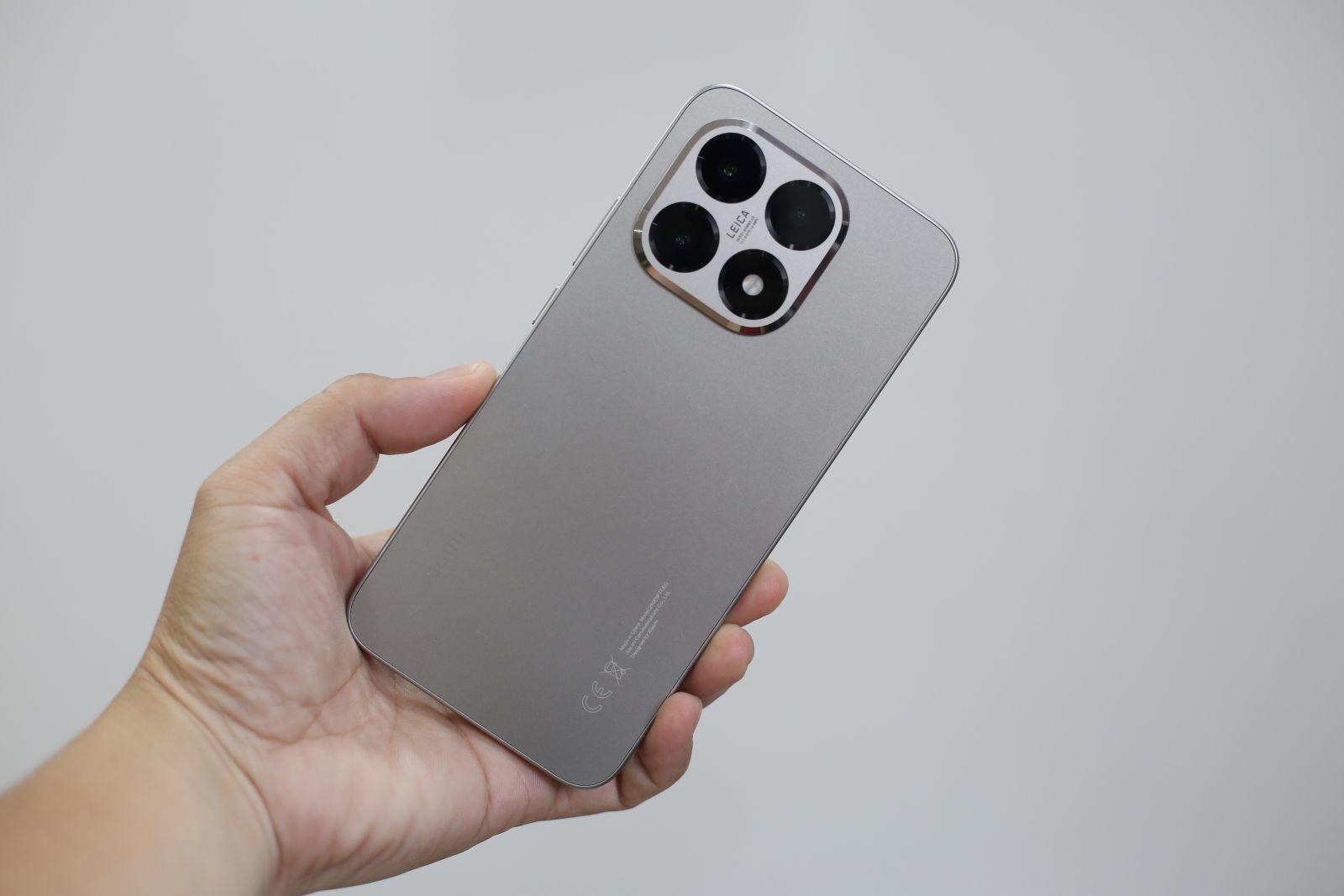Xiaomi 15T được thiết kế đồng bộ với ngôn ngữ tinh giản, khung viền bo tròn nhưng chắc chắn.