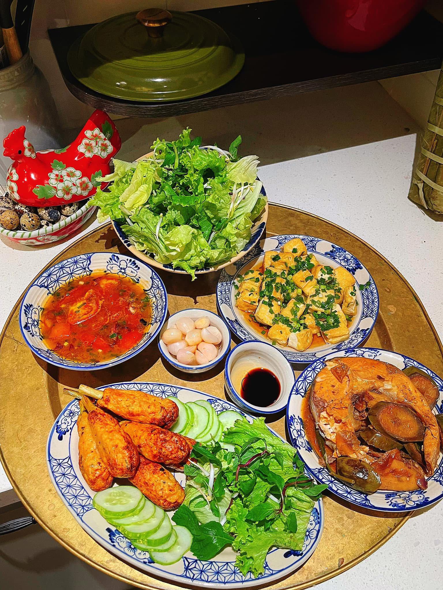 Đậu phụ mỡ hành - Nem lụi - Cá trắm kho - Rau sống chấm sốt cà chua