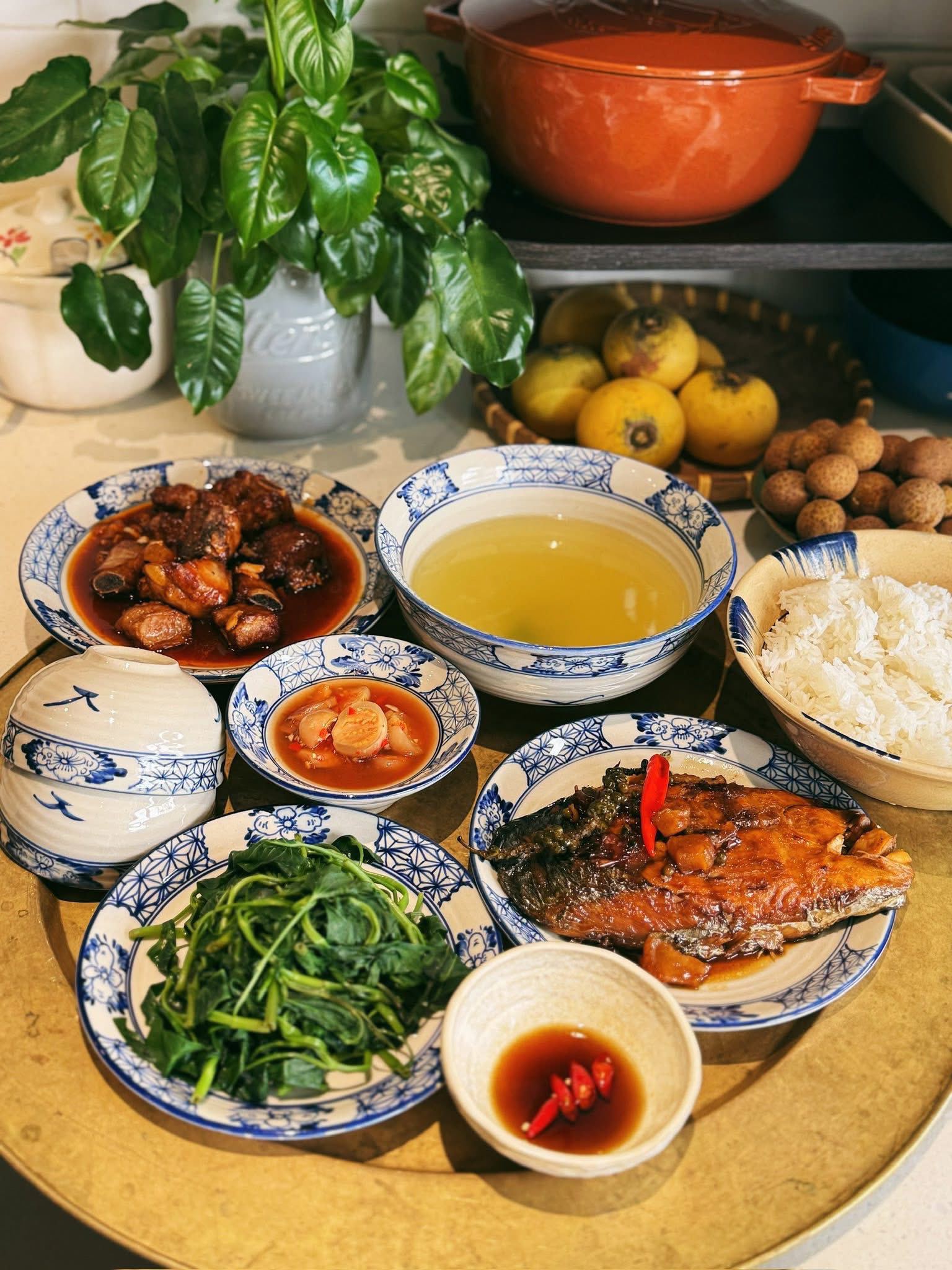 Cá thu kho mặn ngọt - Rau muống luộc - Sườn rim me