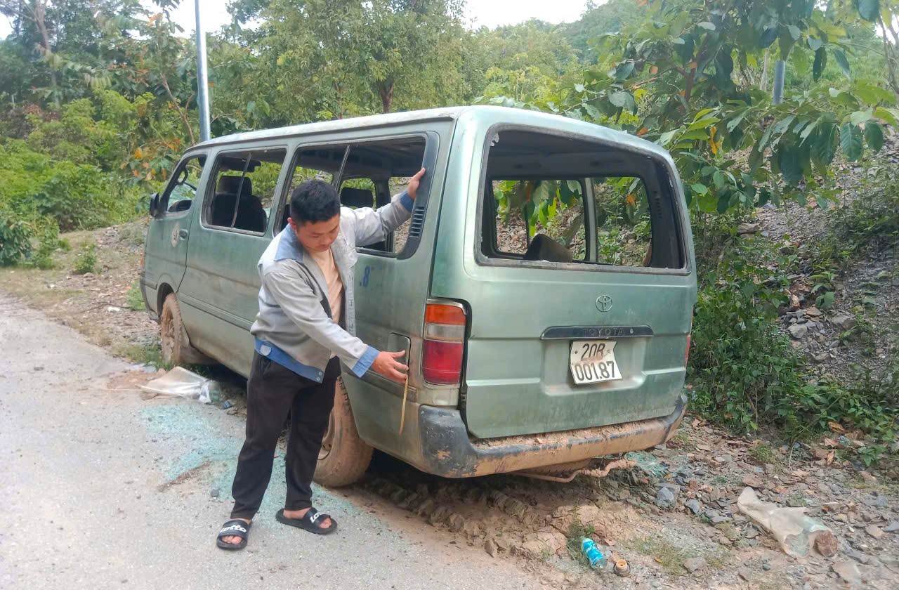 Hy sinh ô tô 16 chỗ để cứu hàng chục người chạy khỏi lũ dữ - 4