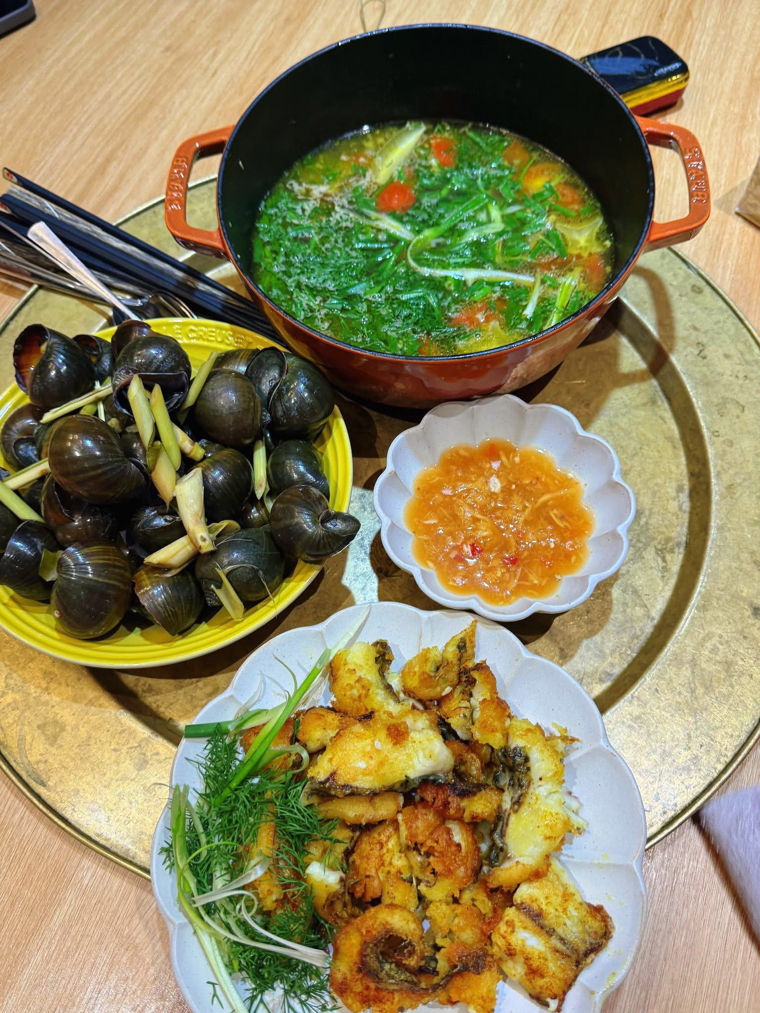 Ốc bươu hấp - Canh cá chua - Cá chiên giòn
