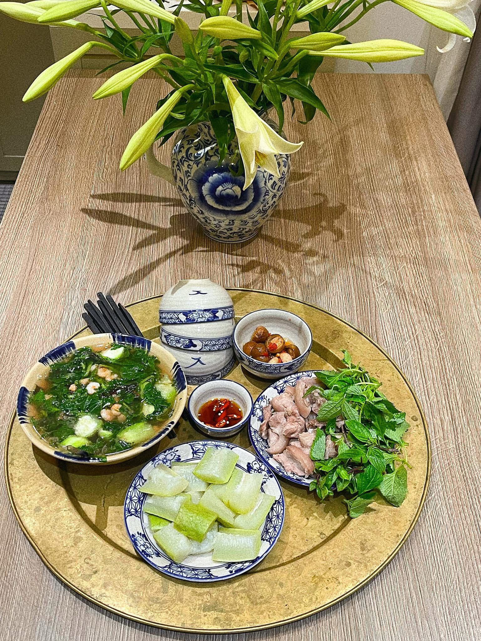 Canh tôm rau vặt mướp - Thịt luộc - Bầu hấp