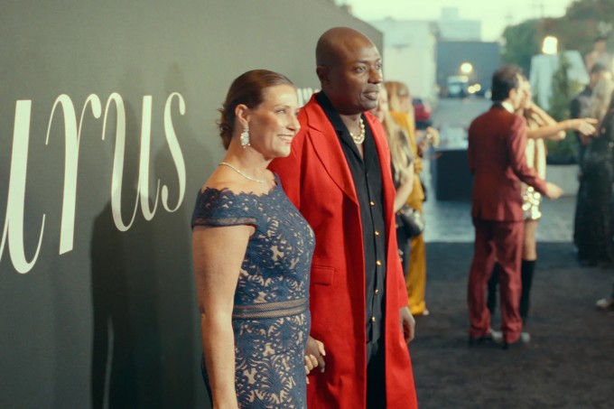 Phong cách thời trang khác biệt của Durek so với chuẩn mực hoàng gia. Ảnh: Netflix