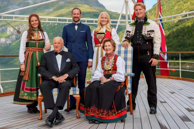 Công chúa Ingrid Alexandra (bìa trái), Vua Harald (ngồi), Thái tử Haakon (đứng thứ hai từ trái sang), Thái tử phi Mette-Marit (đứng thứ ba từ trái sang), Hoàng hậu Sonja (ngồi) và Hoàng tử Sverre Magnus (bìa phải) tại Geiranger, Na Uy trong ngày cưới của Công chúa Martha Louise và Durek Verrett ngày 31/8/2024. Ảnh: AFP