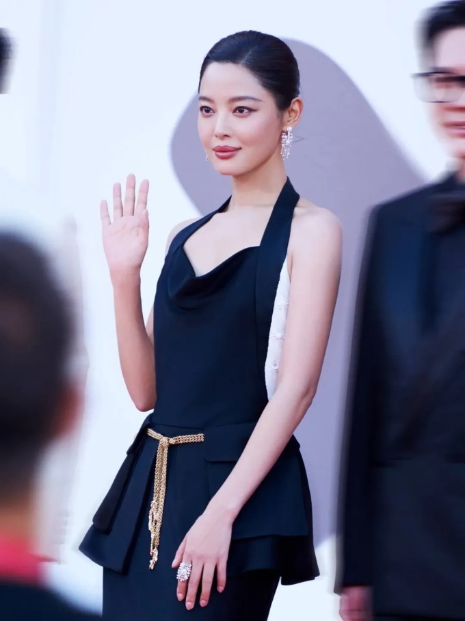 Tân Chỉ Lôi vừa ghi dấu ấn tại Liên hoan phim Venice 2025 khi chiến thắng hạng mục Nữ chính xuất sắc với vai diễn trong The Sun Rises On Us All. Ảnh: Weibo