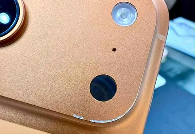 Vết trầy ở cụm camera trên iPhone 17 Pro. Ảnh: JerryRigEverything