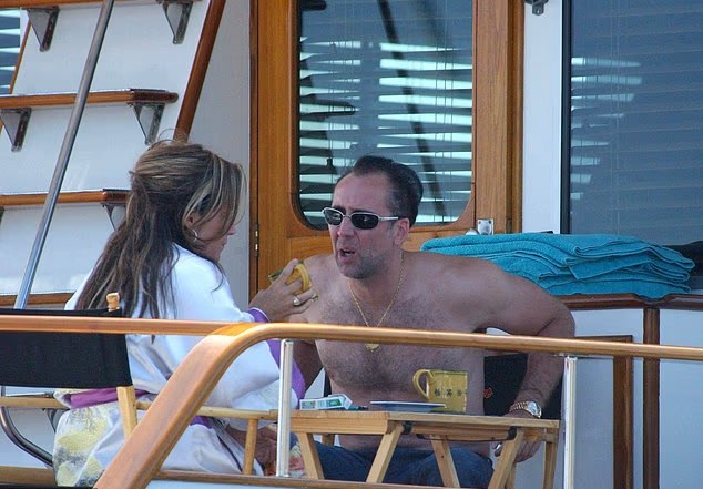 Lisa và Nicolas Cage trên một du thuyền gần đảo Catalina, Los Angeles vào ngày 4/9/2001. Ảnh: GC