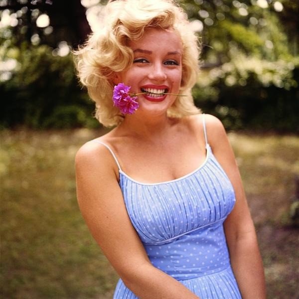 Marilyn vui vẻ tận hưởng buổi chụp ảnh cùng Sam tại nhà riêng.