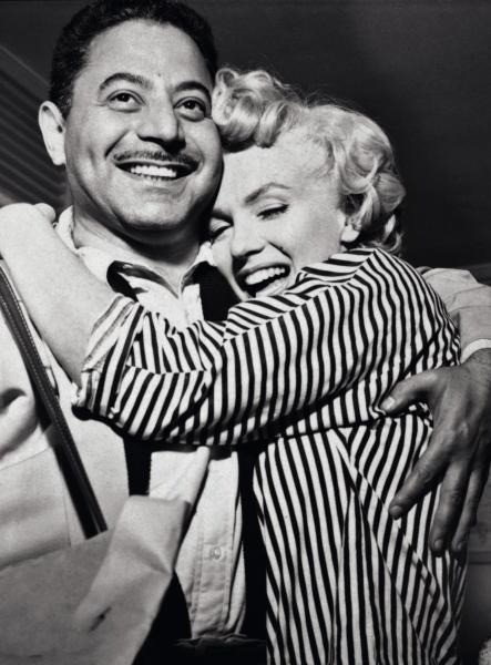 Bức ảnh thân thiết giữa Sam và Monroe.