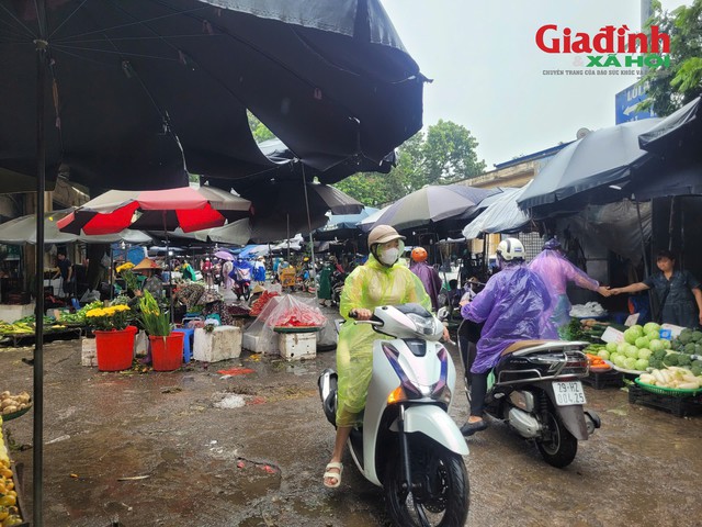 Ngày 25/9, Hà Nội có mưa dông diện rộng, nhiều người đội mưa đến các chợ dân sinh để mua thực phẩm.