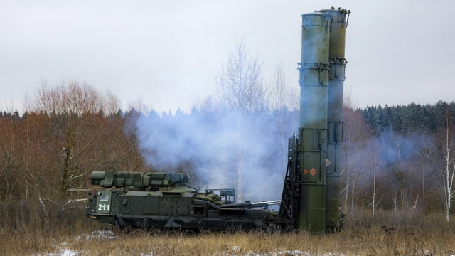 Bệ phóng tên lửa từ hệ thống S-300V ở vị trí bắn. (Nguồn: MW)