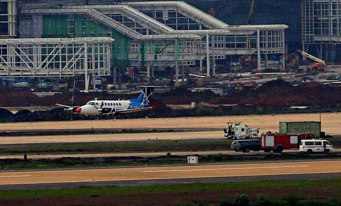 Máy bay tiếp cận đường băng gần Nhà ga hành khách. Ảnh: Thái Hà