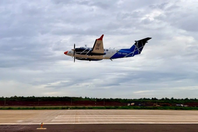 Chuyên cơ Beechcraft B300 bay hiệu chuẩn tại sân bay Long Thành. Ảnh: Thái Hà