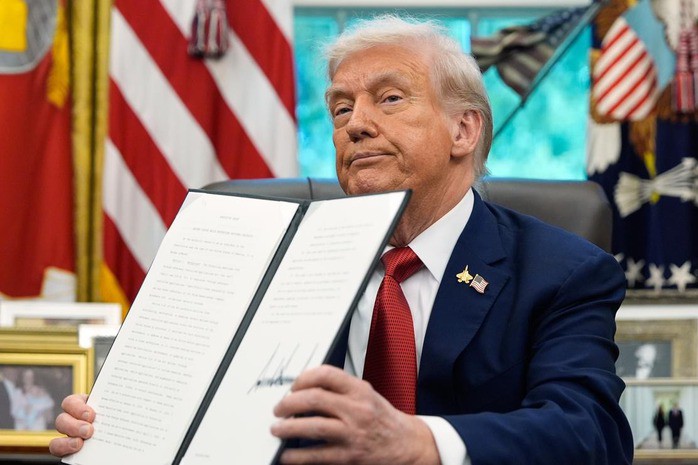 Tổng thống Donald Trump cầm một sắc lệnh hành pháp đã ký liên quan đến TikTok tại Phòng Bầu dục ở Nhà Trắng hôm 25-9. Ảnh. AP