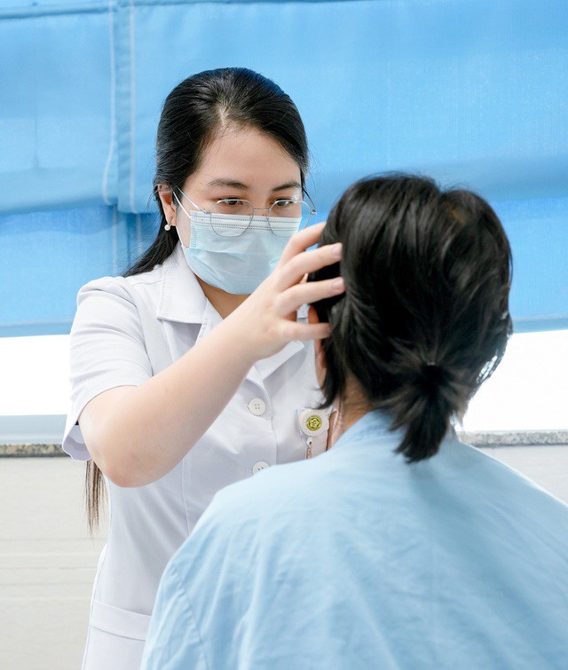 Bác sĩ thăm khám cho người bệnh. Ảnh: BVCC.