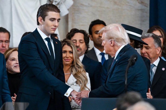 Ông Trump bắt tay con trai út ở lễ nhậm chức hồi tháng Một. Ảnh: AFP