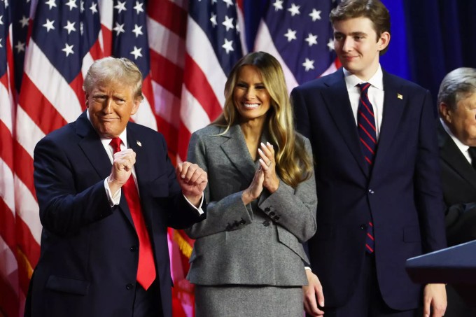 Barron Trump đứng cạnh cha mẹ. Ảnh: John Moore