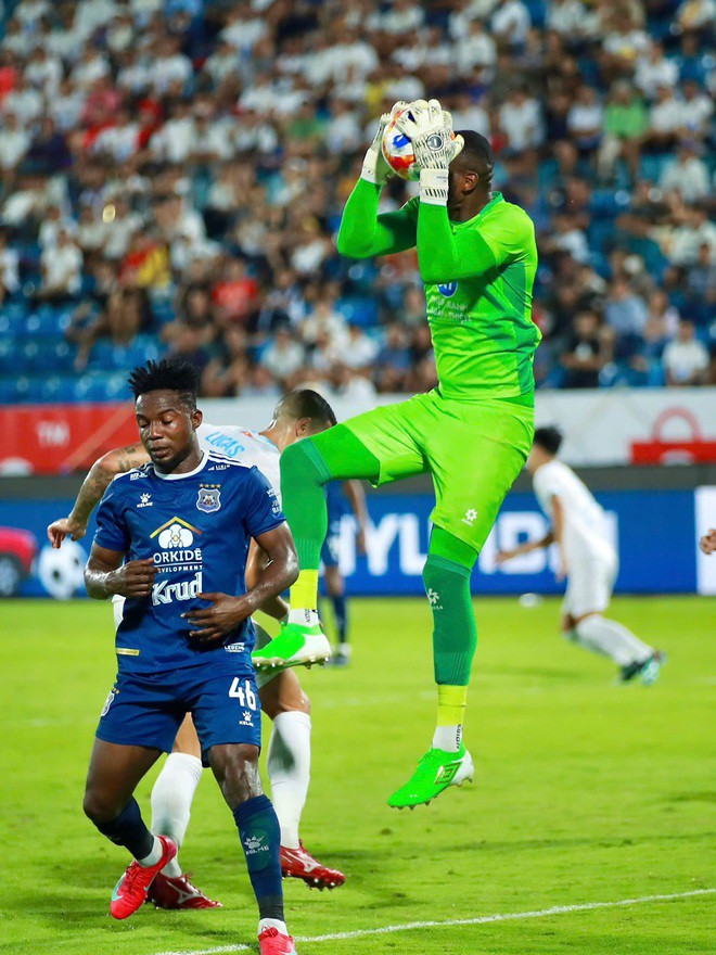 "Gã khổng lồ" trong khung thành nhà vô địch V-League - 2