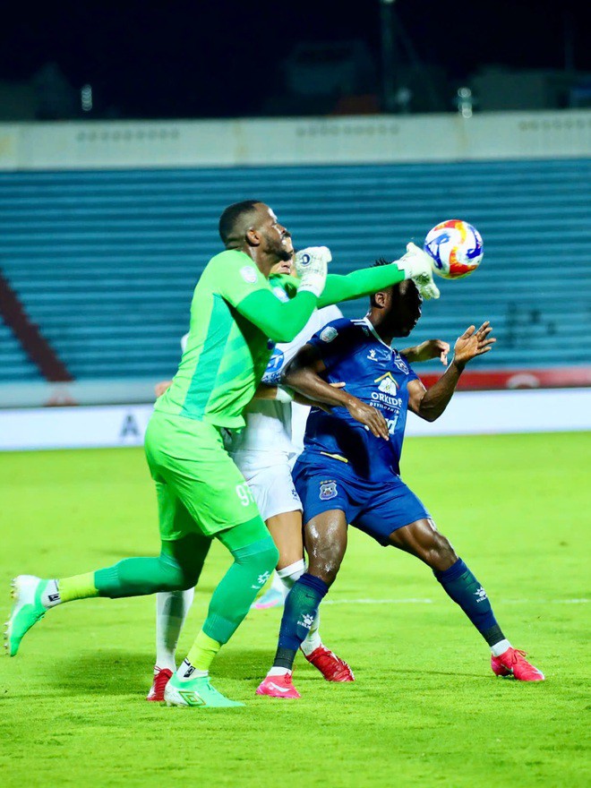 "Gã khổng lồ" trong khung thành nhà vô địch V-League - 1