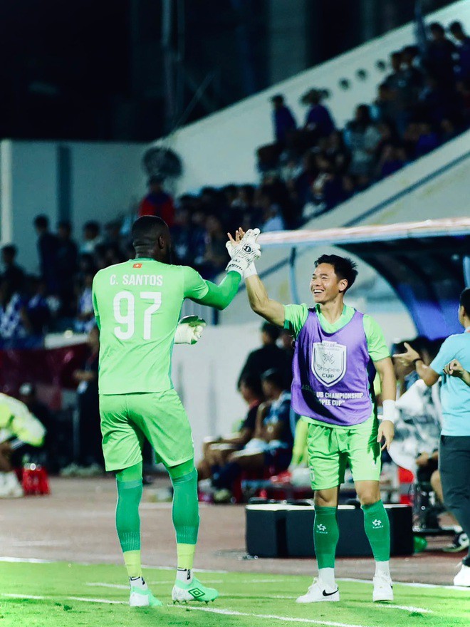 "Gã khổng lồ" trong khung thành nhà vô địch V-League - 4