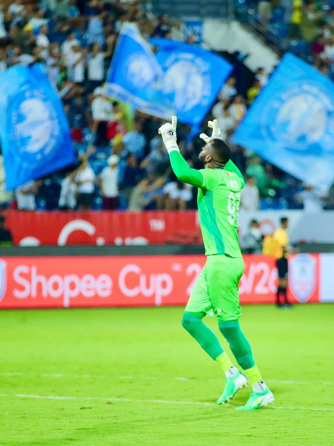 "Gã khổng lồ" trong khung thành nhà vô địch V-League - 5
