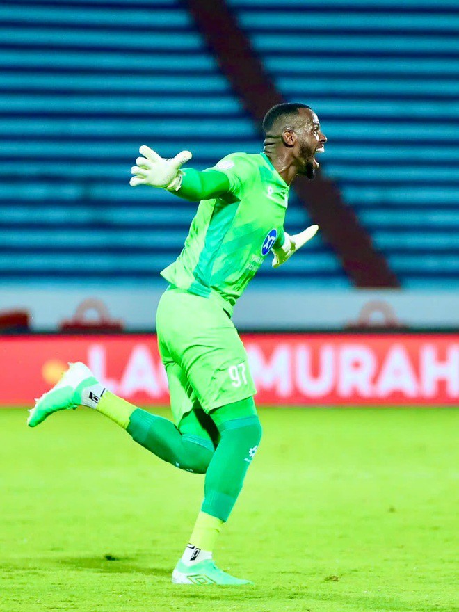 Caique Santos và Nguyên Mạnh thay phiên trấn giữ khung thành nhà vô địch V-League