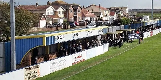 Sân Wingate và Finchley có một bức tường chắn gió gần sân.