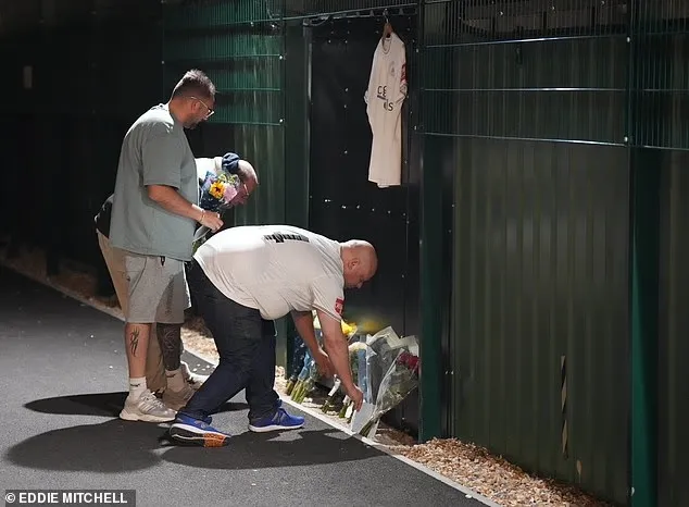 Người hâm mộ đặt hoa tưởng niệm Billy Vigar.