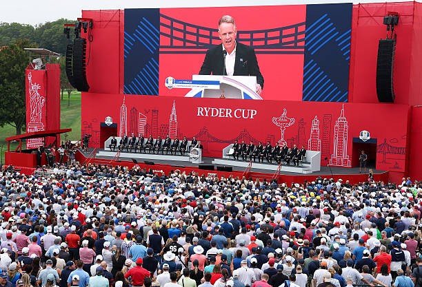 Đội trưởng tuyển châu Âu Luke Donald
phát biểu trước khán giả trong Lễ khai mạc Ryder Cup 2025.