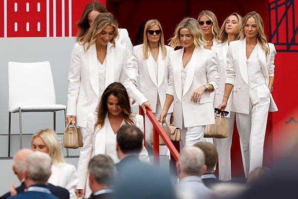 Vẻ đẹp của các nàng WAGs của tuyển
châu Âu thu hút mọi ánh nhìn.