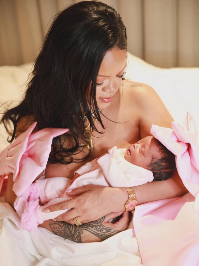 Rihanna bế con gái mới sinh.