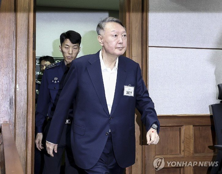 Cựu Tổng thống Hàn Quốc Yoon Suk Yeol xuất hiện tại tòa án, ngày 26/9. (Ảnh: Yonhap)