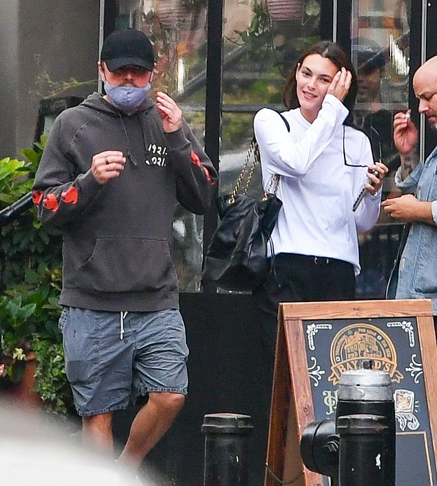 Leonardo DiCaprio mặc bộ đồ bụi bặm, phong cách tuổi teen khi đi chơi. Ảnh: TheImageDirect