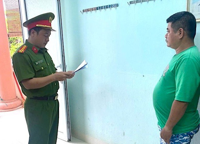 Công an thực hiện lệnh bắt Trần Văn Ban.