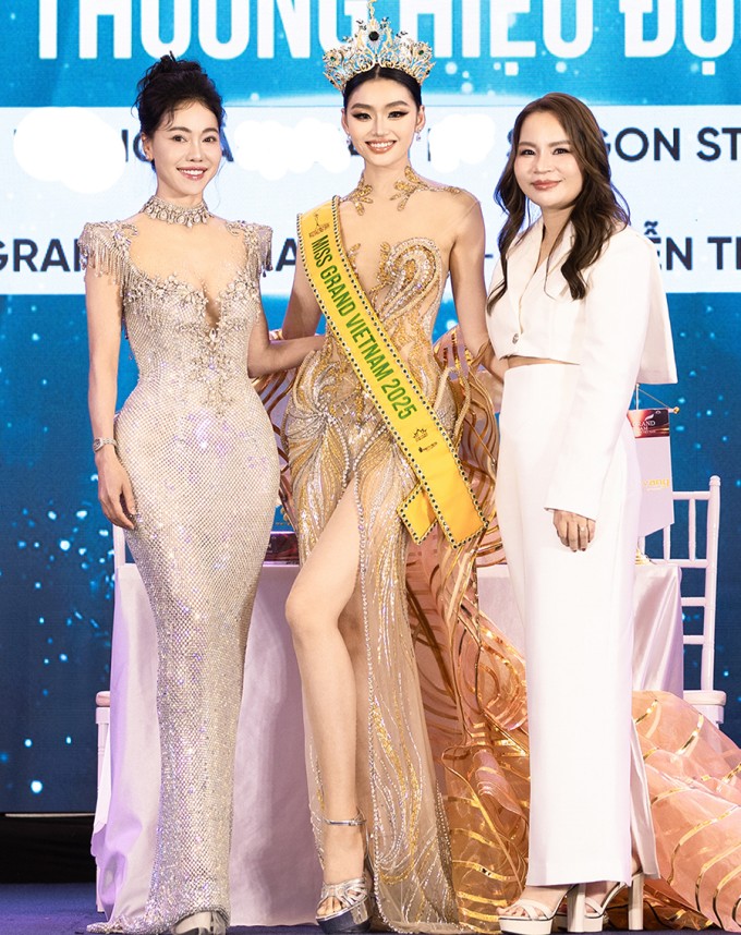 Yến Nhi bên chủ tịch Miss Grand Vietnam Phạm Kim Dung (bìa trái) và một khách mời ở lễ trao sash, hôm 24/9.