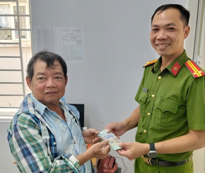 Công an phường Thủ Đức trao trả lại tiền cho ông Nguyễn Hùng Sơn.