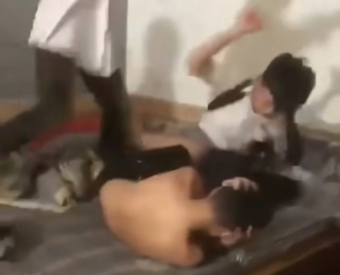 Hình ảnh nam sinh THCS Cẩm Phong bị bạn đánh tại nhà. Ảnh cắt từ video