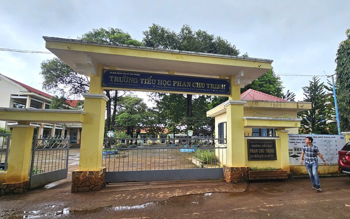 Hiệu trưởng Trường tiểu học Phan Chu Trinh cho biết do họp phụ huynh sớm nên nhiều khoản thu được thông báo chỉ là dự kiến, chưa chính thức
