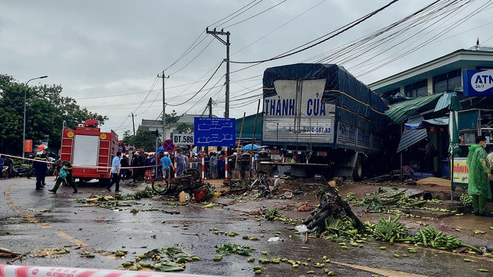 Vụ xe tải lao vào chợ, 3 người chết: Lời khai bất ngờ của tài xế - 1