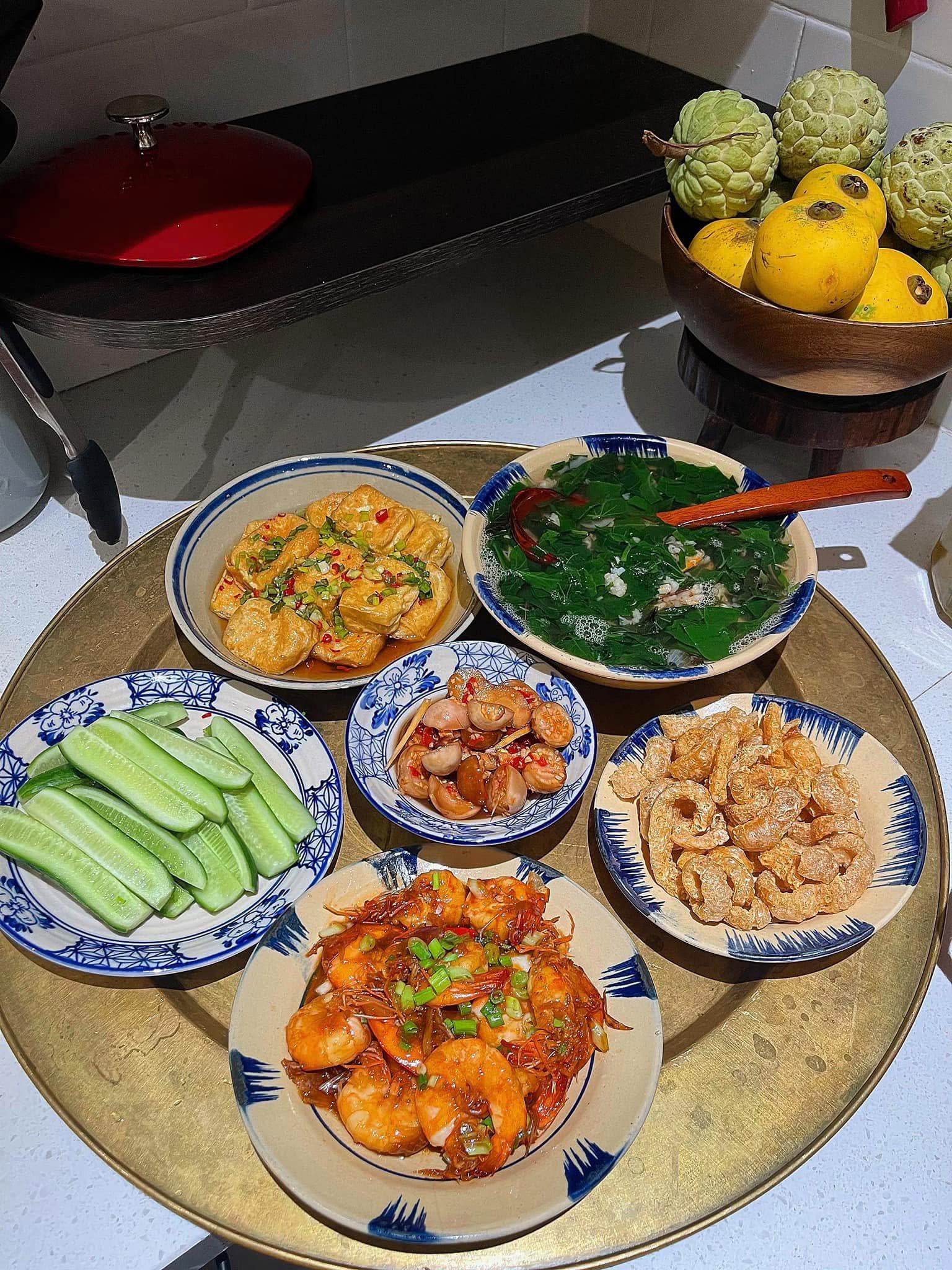 Canh rau vặt nấu tôm - Dưa chuột - Tôm rim tỏi - Tóp mỡ - Cà muối
