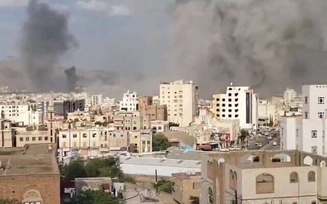 Thủ đô Sanaa của Yemen chìm trong khói lửa khi Israel tập kích vào ngày 25/9. Ảnh chụp màn hình video.