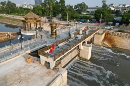 Vì sao một số đoạn sông Tô Lịch nước chuyển màu đen?