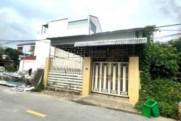 Giải cứu người đàn ông khóa trái cửa phòng ngủ với 3 bình gas đã mở van